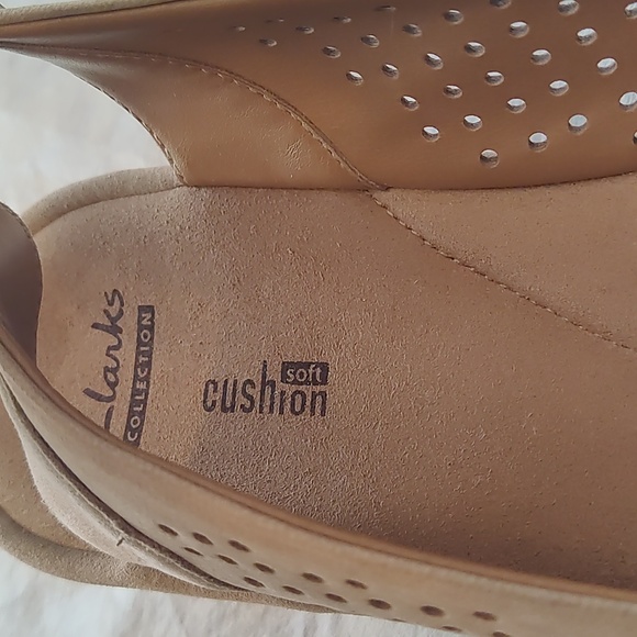 Clarks Reedly Salene Beige Perforated Nubuck Leather Wedge Sandals Size 10 M - Picture 4 of 7